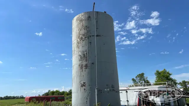 22,000 gal. vertical fuel tank