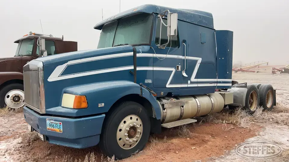1993 WhiteGMC Conventional Truck with Sleeper
