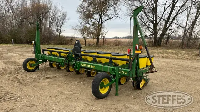 John Deere 7300