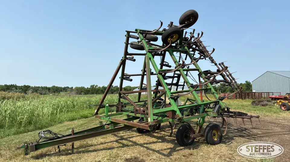 1990 John Deere 610 Chisel Plow