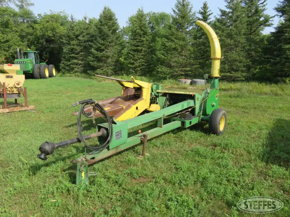 1983 John Deere 3940 Pull-Type Harvester
