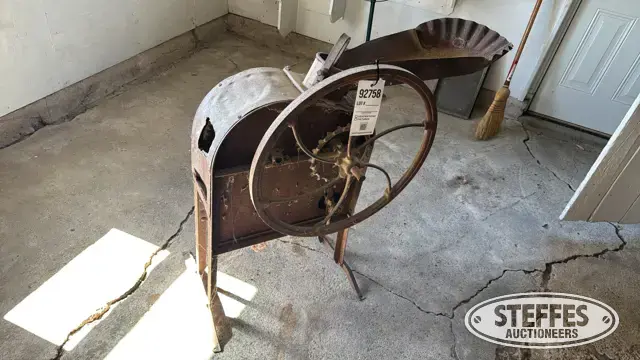 Manual corn sheller