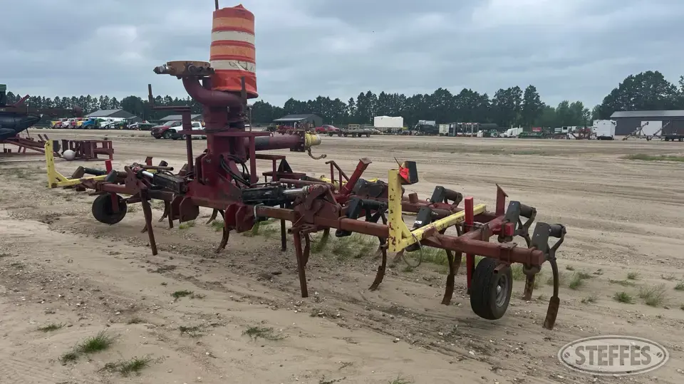 Toolbar, 25' (16) John Deere Tru-Depth shanks, w/twist shovels no flowmeter or display. Manure Pumping Equipment