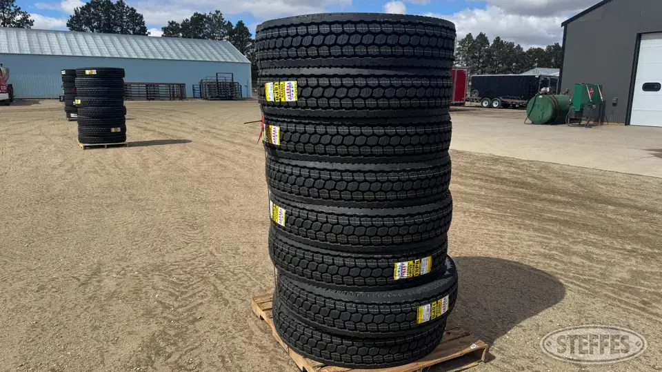 (8) Zwarthz 11R24.5 tires Truck Tire