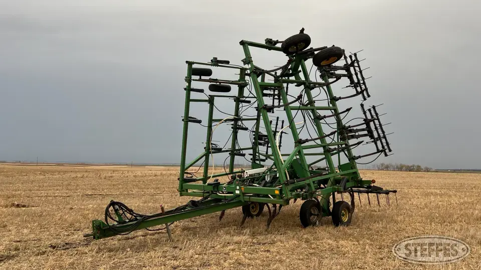1996 John Deere 680 Chisel Plow