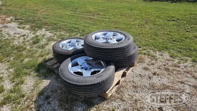 (4) 265/60R20 Tires