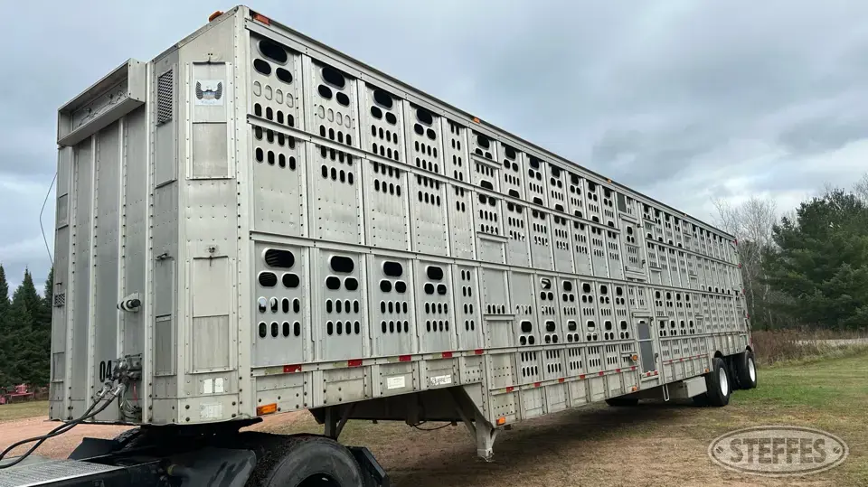 2006 Barrett Semi Livestock Trailer