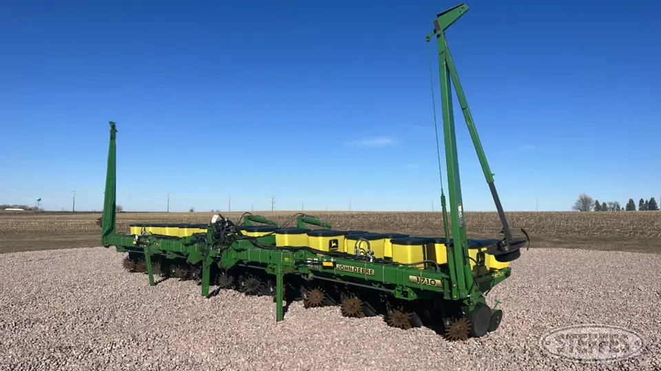 1998 John Deere 1710 12 or More Row Planter