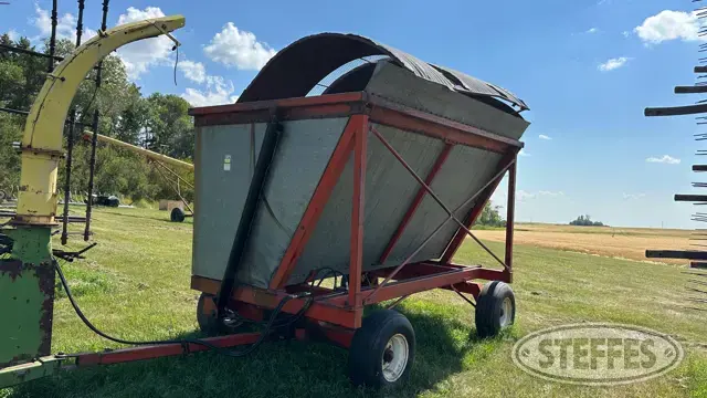 High lift silage dump wagon