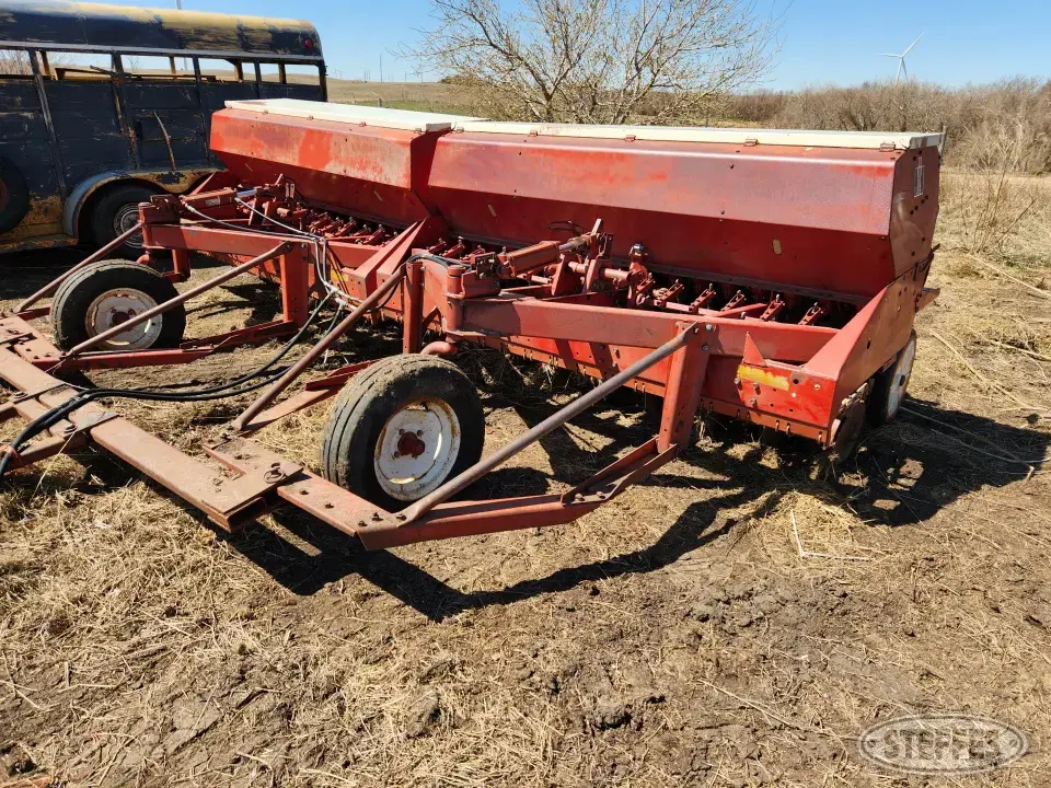 International 620 Press Drill