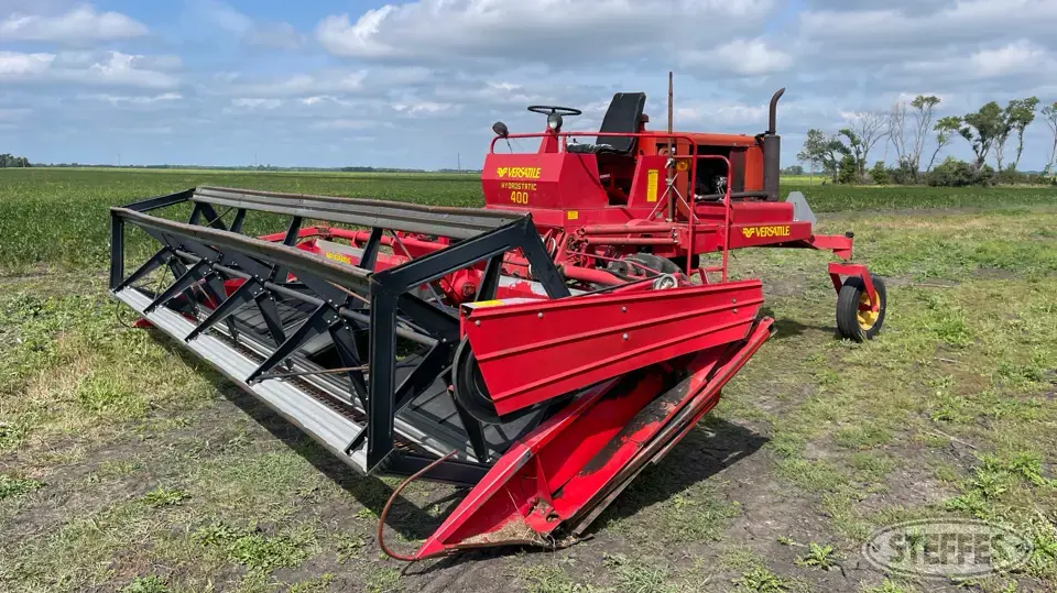 1981 Versatile 400 Self-Propelled Swather