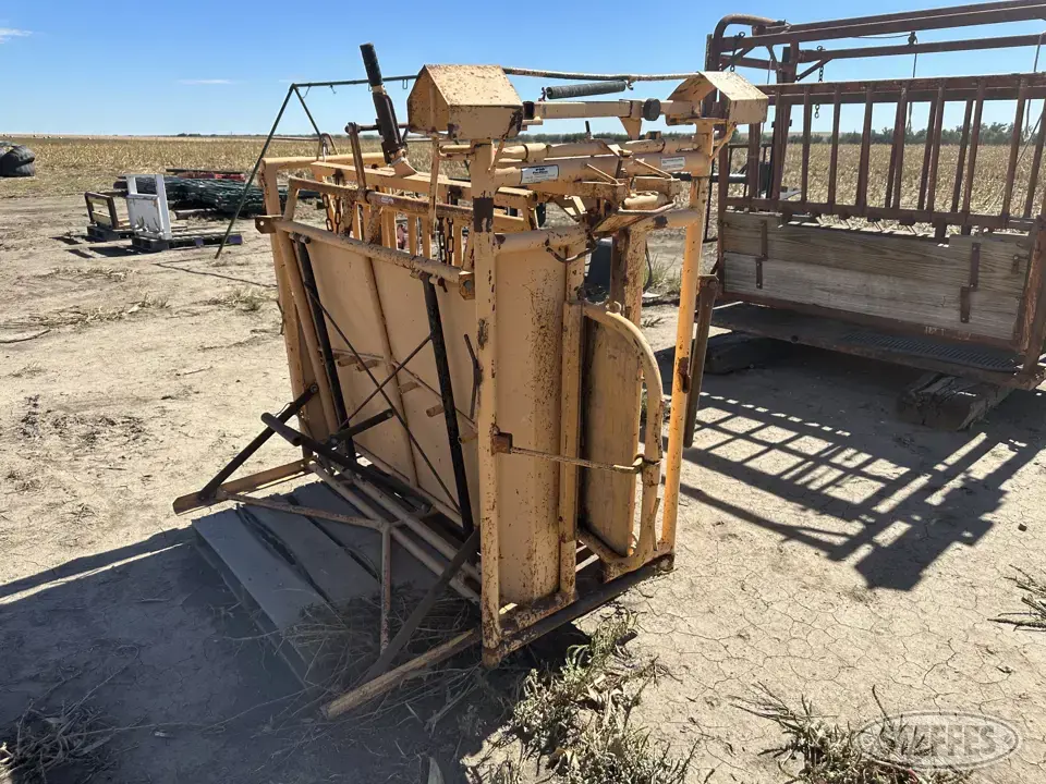 For-Most Cattle Chute Squeeze Chute