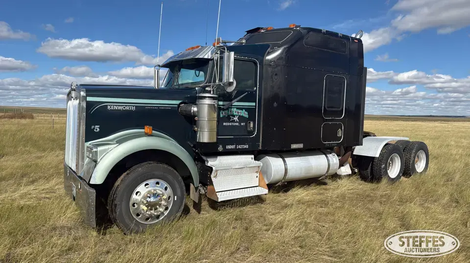 2005 Kenworth W900 Conventional Truck with Sleeper