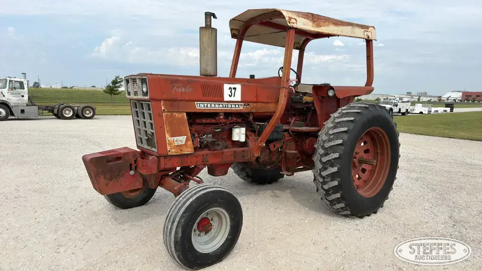 1976 International 1066 2WD Tractor