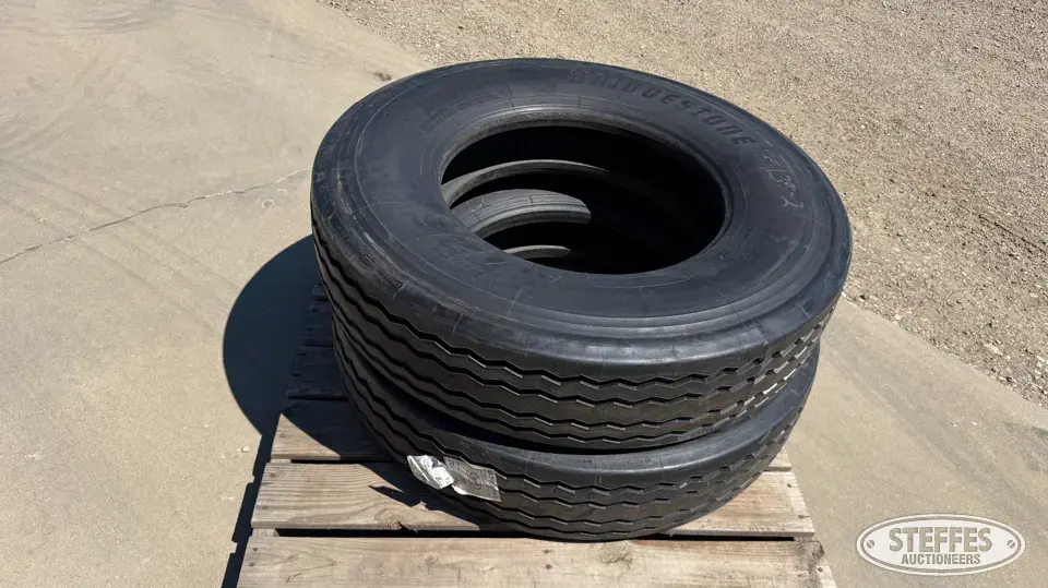 (2) Bridgestone M726 11R22.5 tires Truck Tire