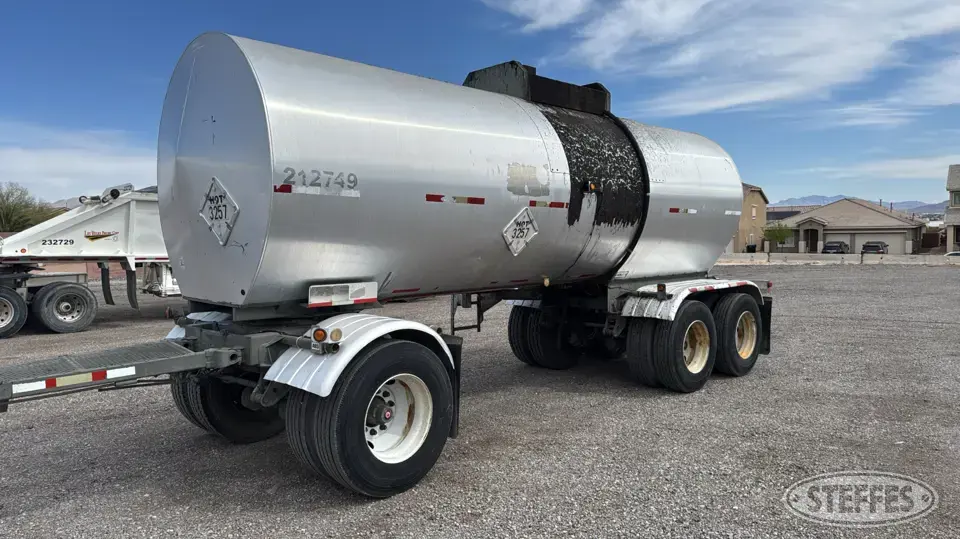 2004 Polar Tank Trailer Inc 4,000 gal. Pup Trailer