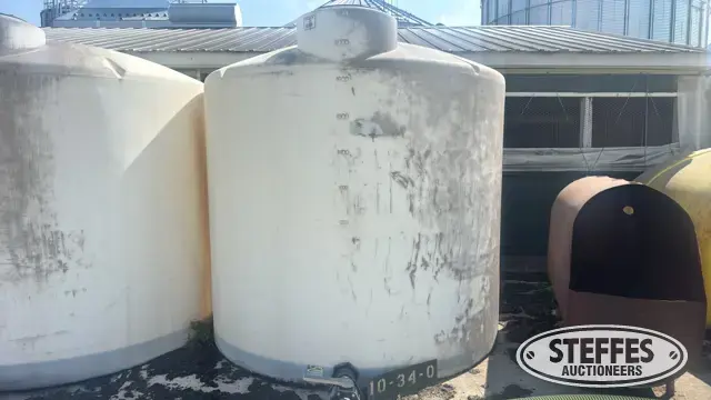2,100 gal. vertical poly tank