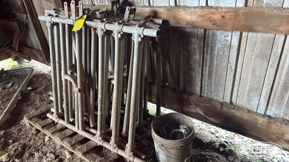 (8) sections of headlocks Farm Support Item