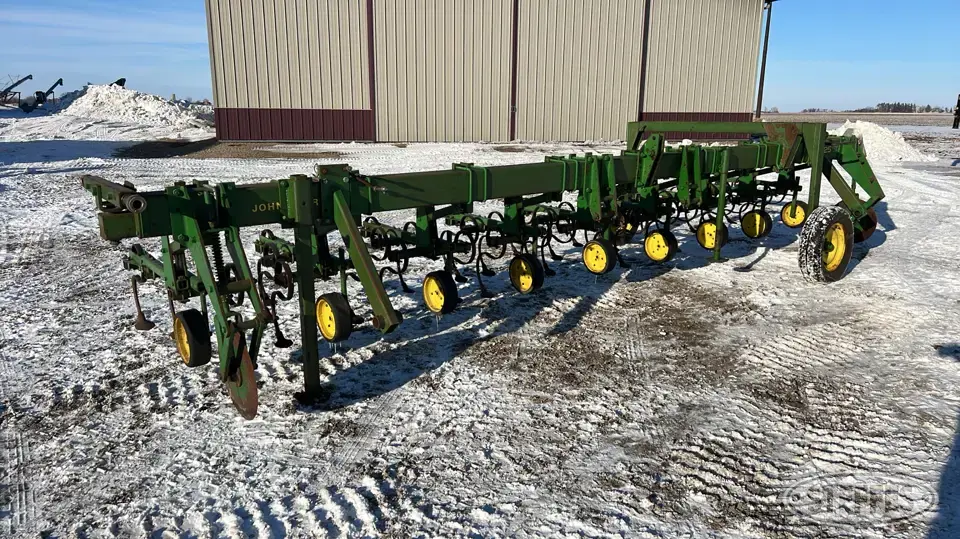 John Deere 825 Row Crop Cultivator
