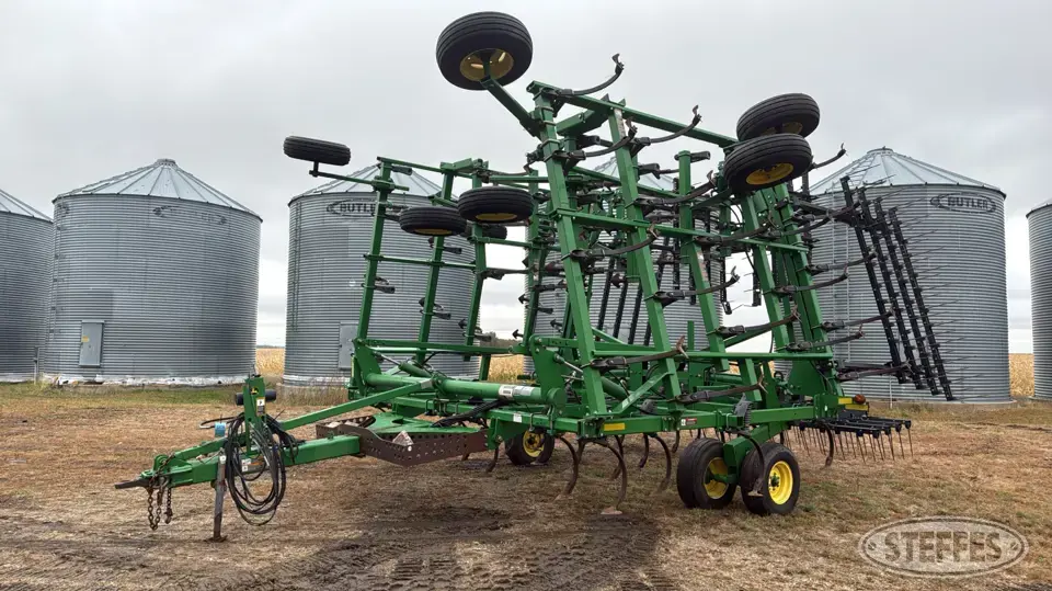 2013 John Deere 2210L Field Cultivator