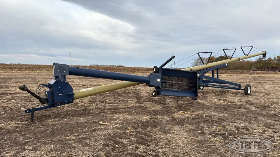 Harvest International H1062 Swing Hopper Auger