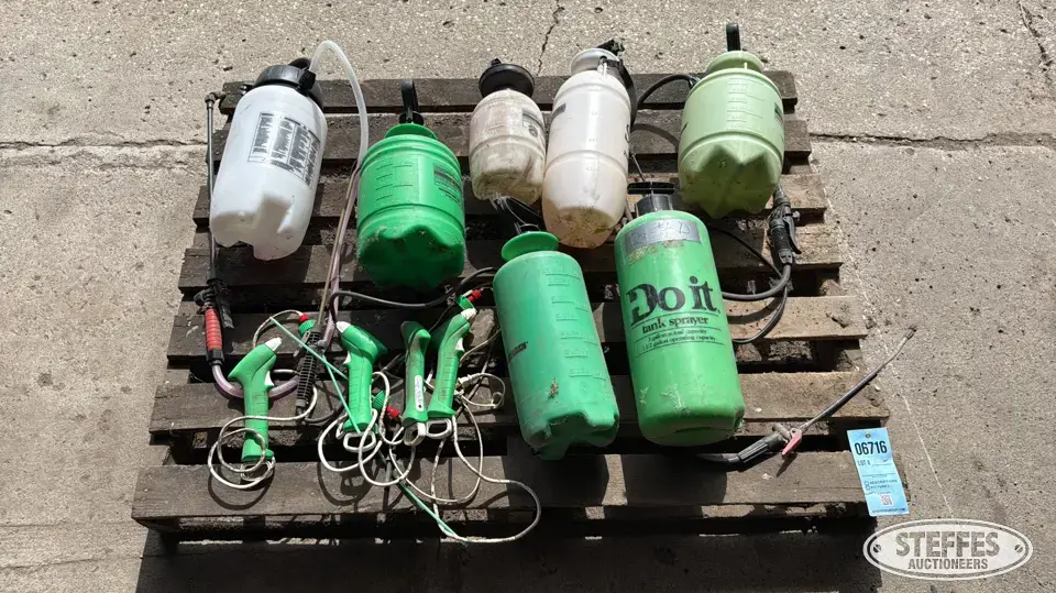 Hand sprayers Lawn Sprayers and Spreader