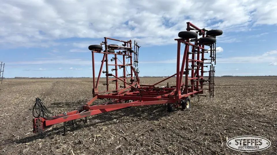 International 4700 Vibratiller Field Cultivator