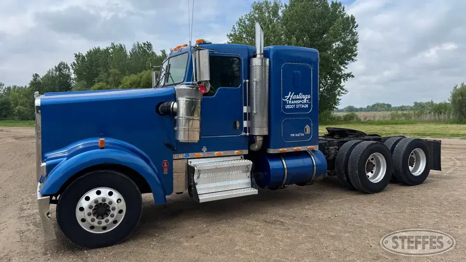 2006 Kenworth W900 Conventional Truck with Sleeper