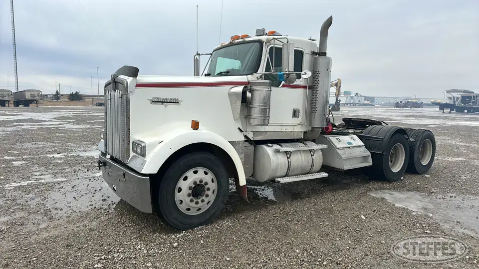 1999 Kenworth W900L Conventional Truck without Sleeper