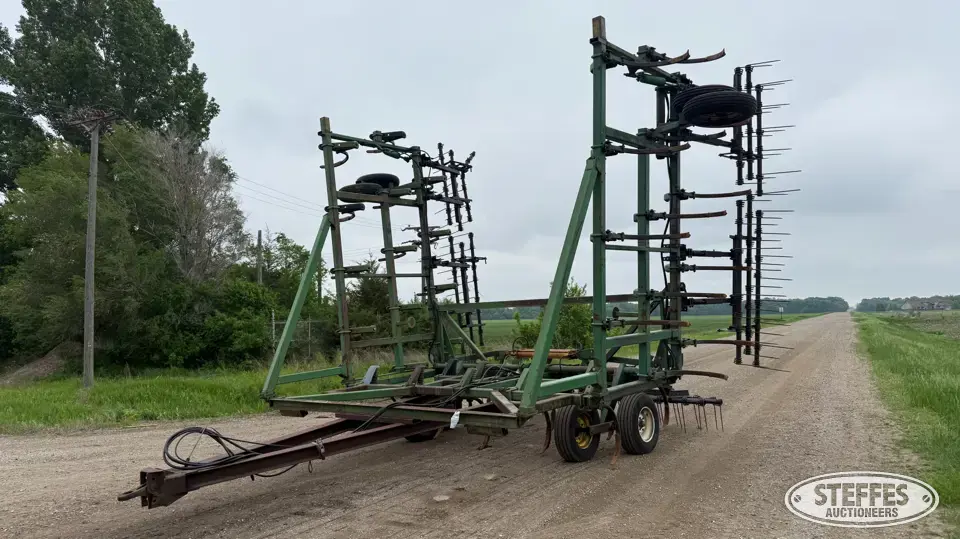 John Deere 1600 Chisel Plow