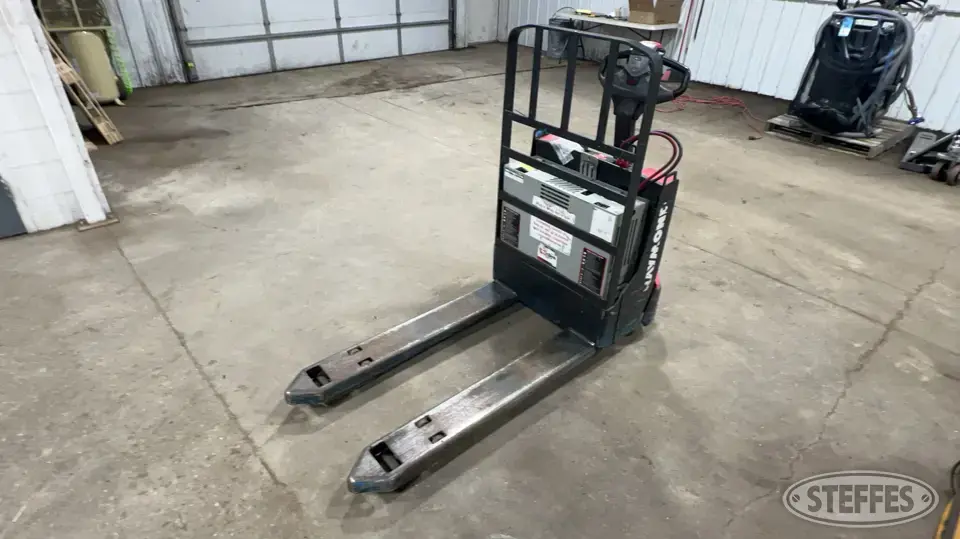 Raymond 8210 Warehouse Forklift