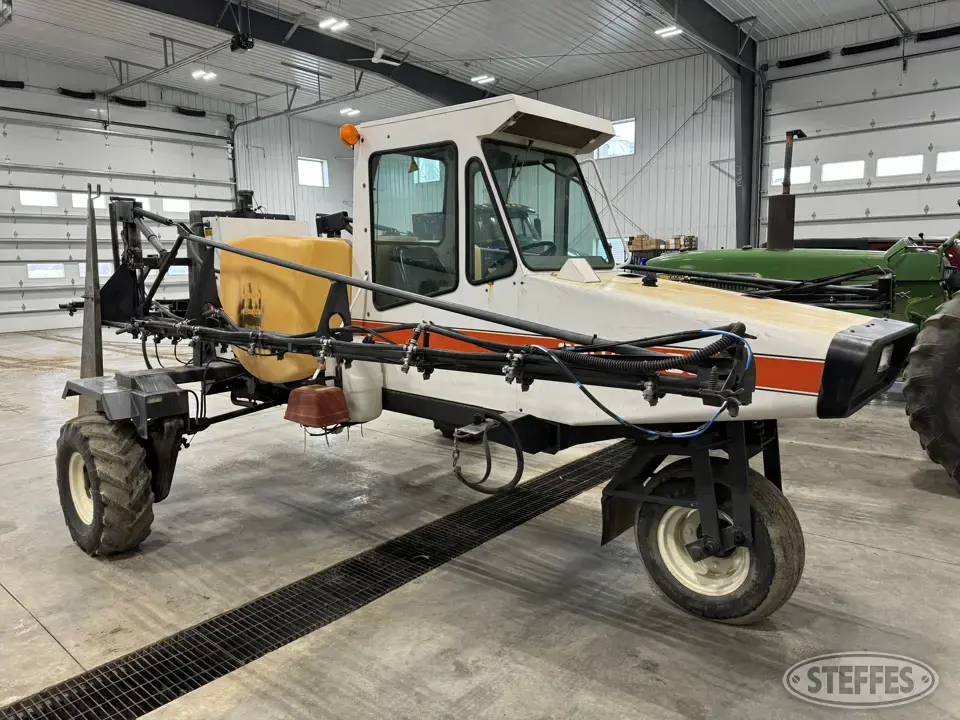 Melroe Spra-Coupe 216 Self-Propelled Sprayer
