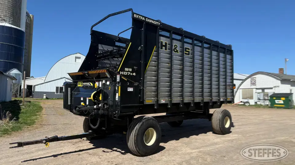 2022 H&S 5219 HD7+4 Forage Wagon