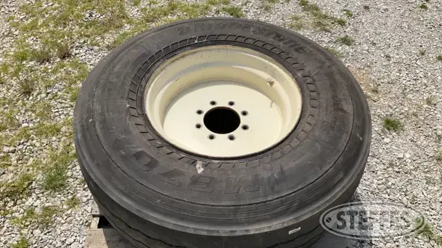Bridgestone 425/65R22.5 Tire