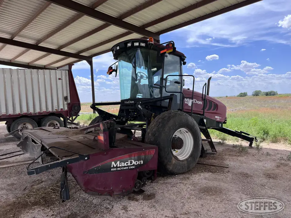 2015 MacDon M205 Self-Propelled Windrower