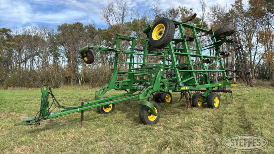 2003 John Deere 2400 Chisel Plow