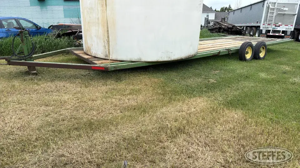 Donahue 832DT Flatbed Trailer