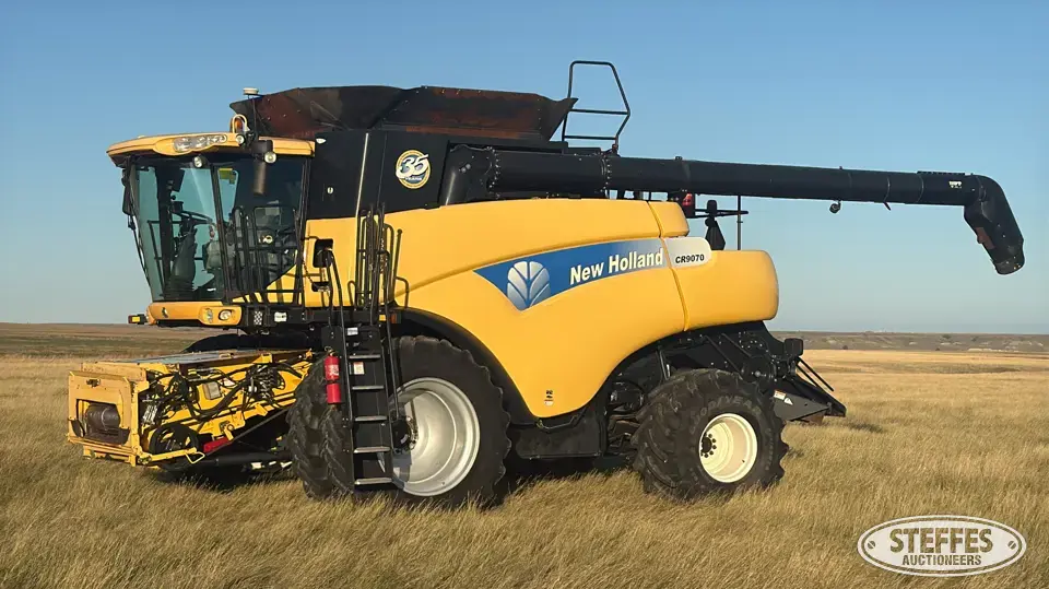 2010 New Holland CR9070 Combine