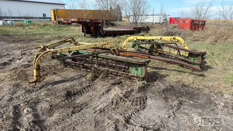 John Deere 640 Rake