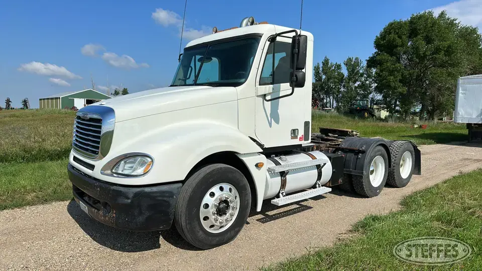 2005 Freightliner Columbia Conventional Truck without Sleeper