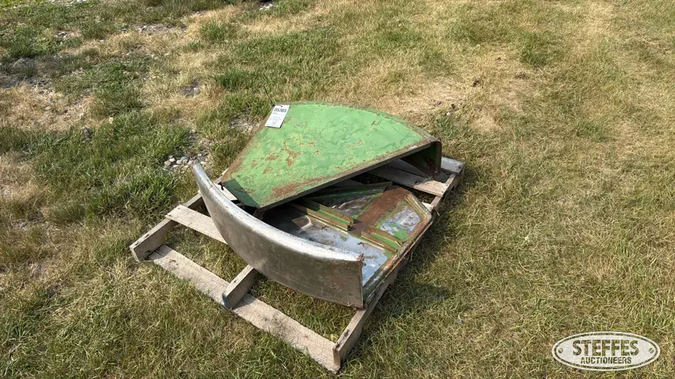 John Deere B fenders Tractor Part