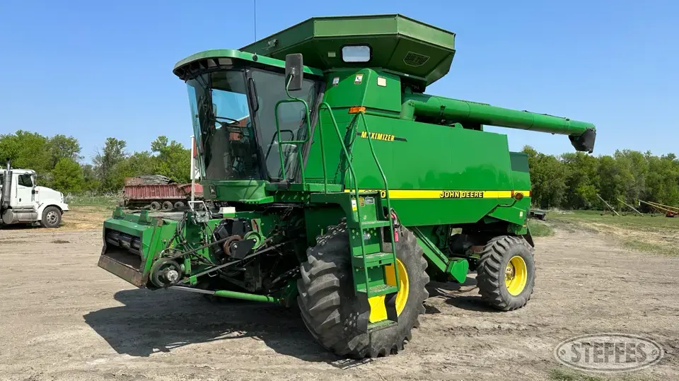 1999 John Deere 9610 Combine