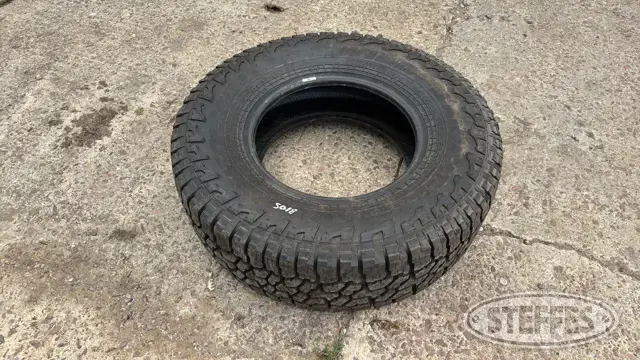 (1) Falken Wildpeak A/T LT265/75R16 tire