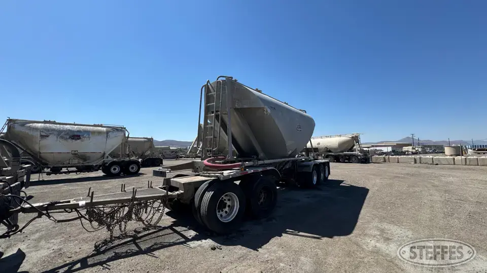1979 Fruehauf Pneumatic Trailer