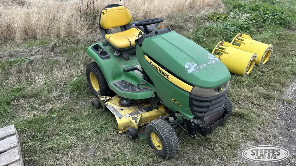 John Deere X360 Lawn Tractor