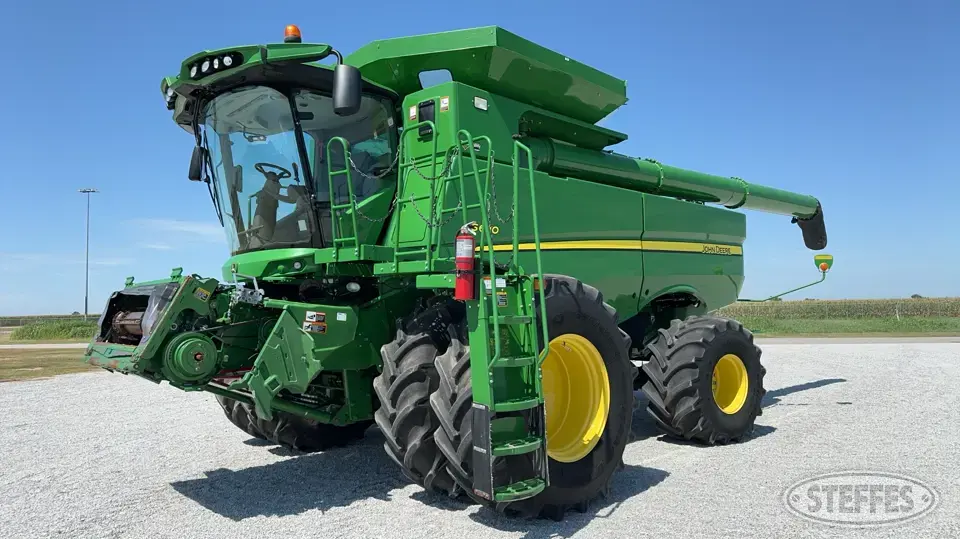 2017 John Deere S670 Combine