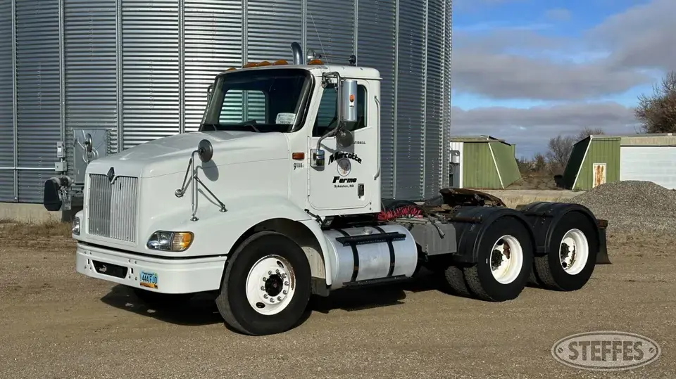 2001 International 9100i Conventional Truck without Sleeper