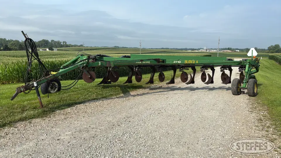 John Deere 3710 Plow
