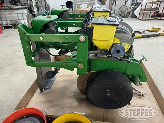 (12) John Deere XP planter row units