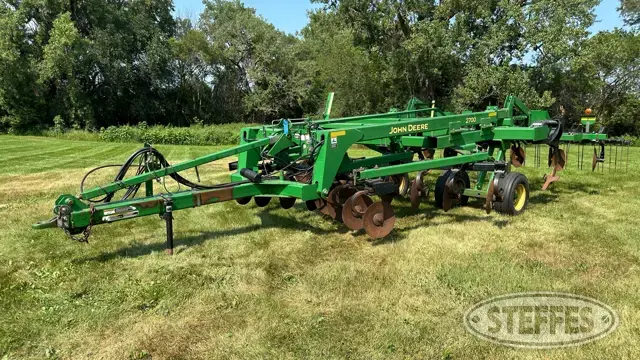 John Deere 2700